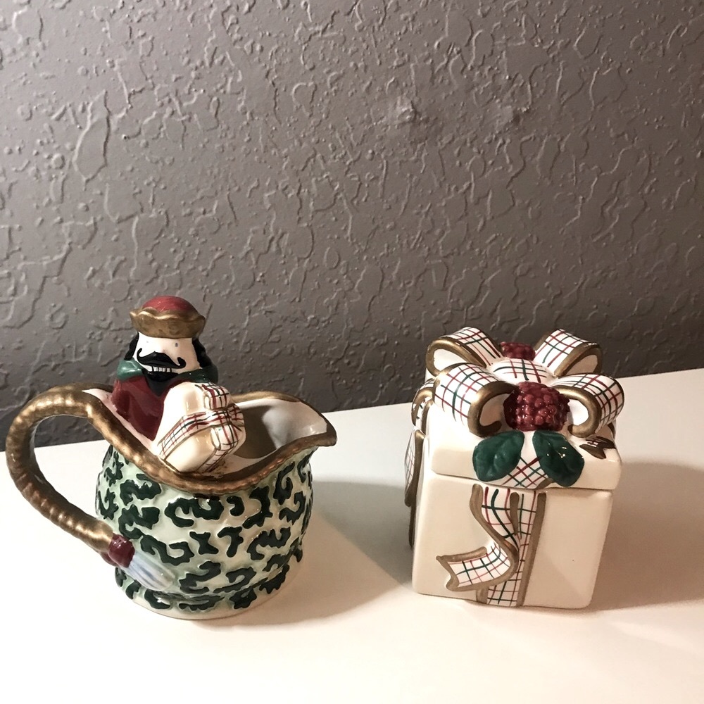 AVON CHINA ~ ST. NICHOLAS ~ SUGAR AND CREAMER SET ~ CHRISTMAS 2001